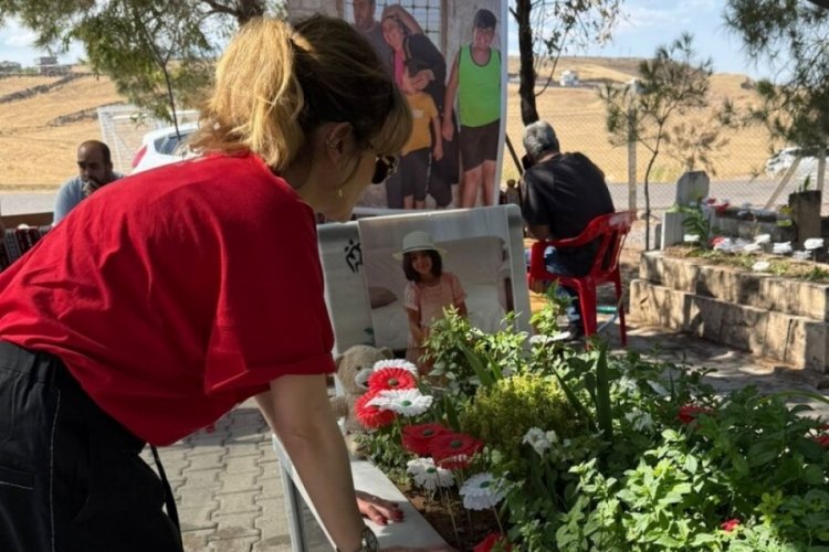  Gonca Vuslateri, Narin Güran'ın mezarını ziyaret etti 