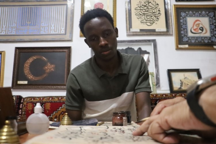 Ugandalı öğrenci Sivas'ta hattat oldu