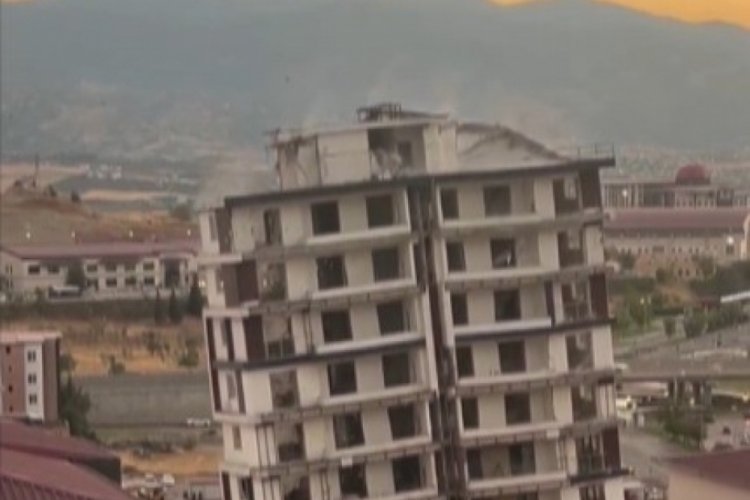 Hasarlı bina yıkıldı
