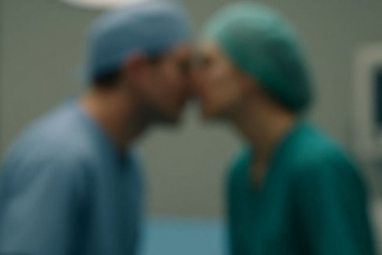 Doktor ameliyatı yarıda bırakıp cinsel ilişkiye girdi!