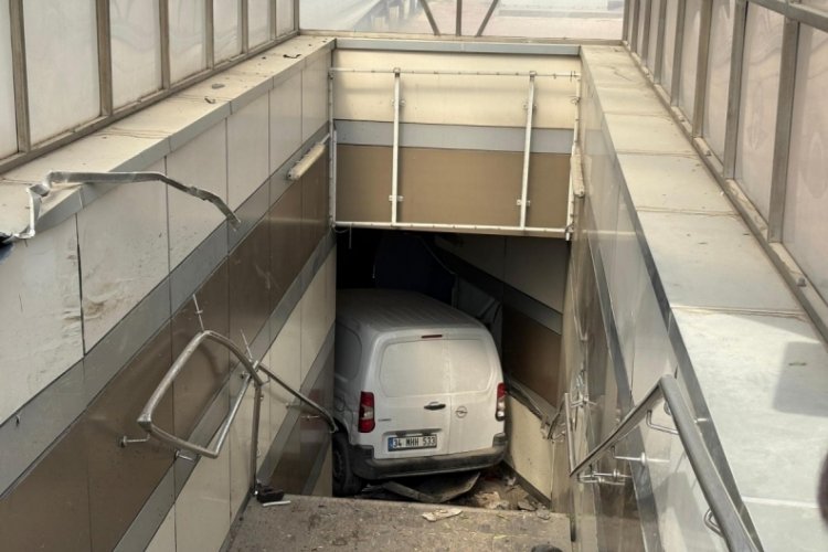 Bursa'da ortalık savaş alanına döndü! Metro istasyonuna daldı...