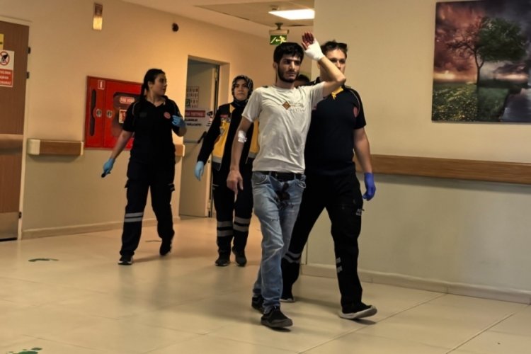 Bursa'da demir keserken kendini kesti