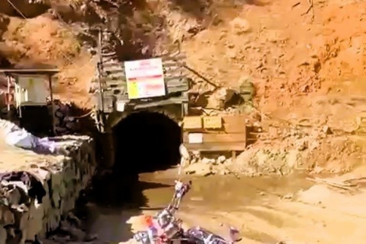 Krom madeninde meydana gelen göçükte 2 işçi mahsur kaldı