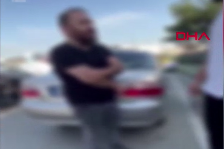Bursa'da taksiciler uygulama sürücüsünü alıkoydu! O anlar kamerada...