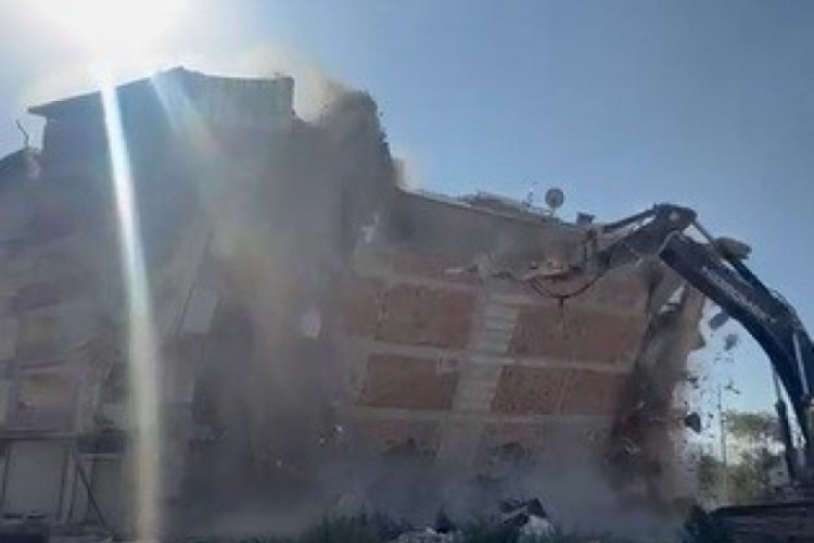 6 katlı bina yıkımında az daha facia yaşanıyordu!