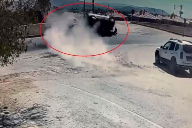 Frene ayağını dahi değdirmeden girdiği yolda feci kazaya neden oldu