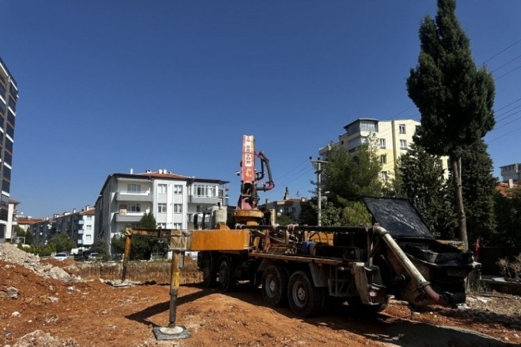 Uşak'ta kırılan beton pompası kolu 2 işçiyi yaraladı