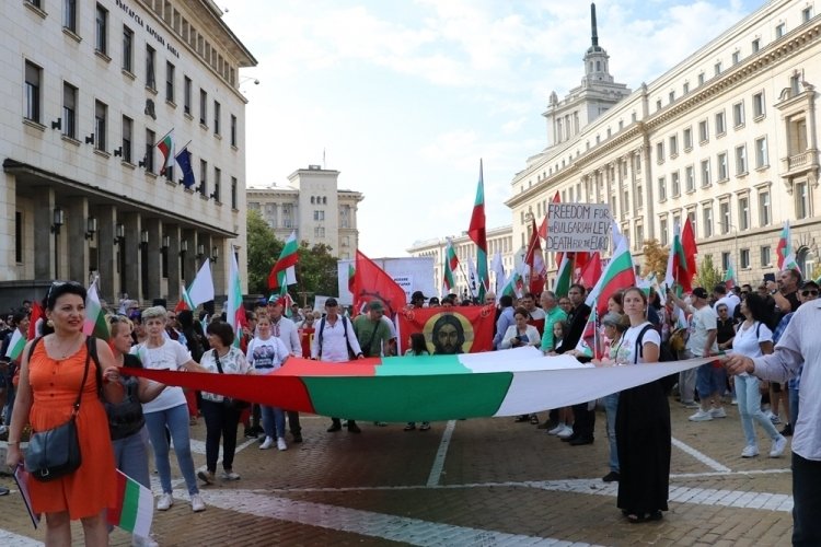 Bulgarlar, para birimini korumak için sokakta! Avroya geçiş kararı protesto edildi
