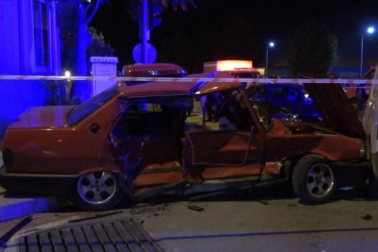Burdur'da ortalığı savaş alanına çeviren kaza: 3 araç birbirine girdi, 1 kişi öldü