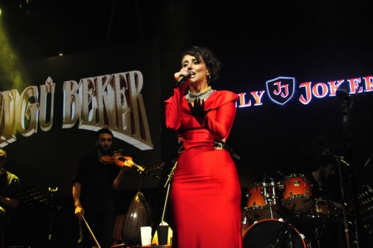   Bengü Beker, Jolly Joker Bursa'yı aşka boğdu 