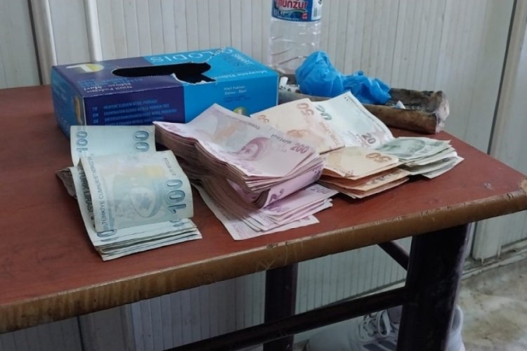 &nbsp;Temizlik personeli bulduğu poşet dolusu parayı polise teslim etti