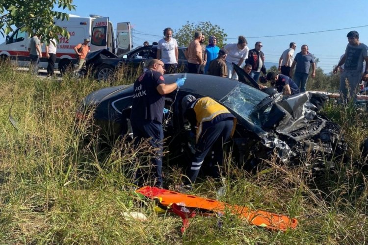 Bursa'da iki otomobil kafa kafaya geldi! Çok sayıda yaralı...