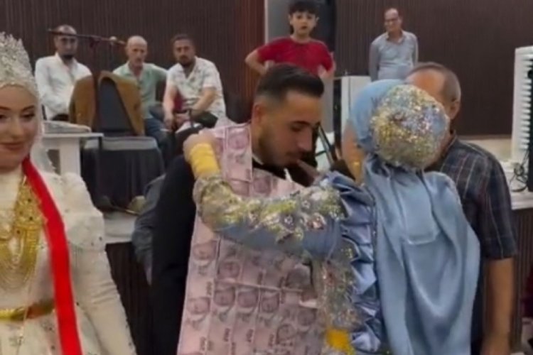 Aşiret düğününde gelin ve damadı takıya boğdular! Sosyal medya o anları konuşuyor...