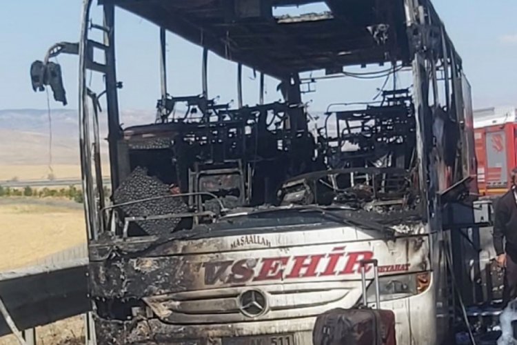 Seyir halindeki yolcu otobüsü yandı!