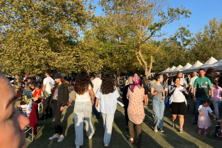 Bursa'da 11. Ak&ccedil;alar Fadıllı İncir Festivali'ne yoğun ilgi: Otoparklar doldu, adım atacak yer kalmadı