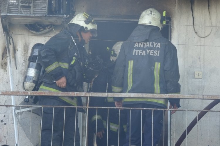 Bacadan sıçrayan alevler evi küle çevirdi 