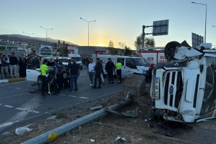 Otomobille çarpışan minibüsteki 15 tarım işçisi yaralandı