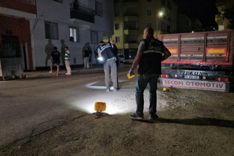 İki kadın pompalı tüfekle dehşet saçtı!