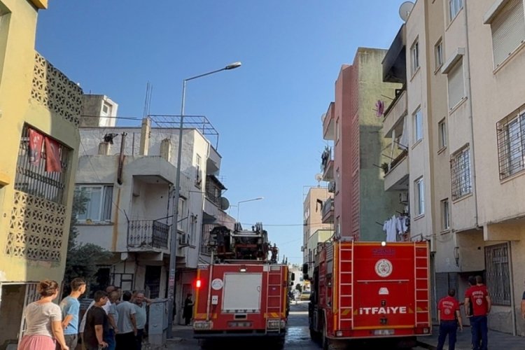 Oturduğu evi ateşe verip, eşyaları balkondan dışarı fırlattı