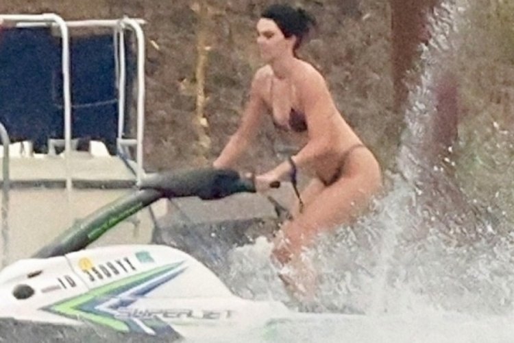 Kendal Jenner'dan jet ski şovu