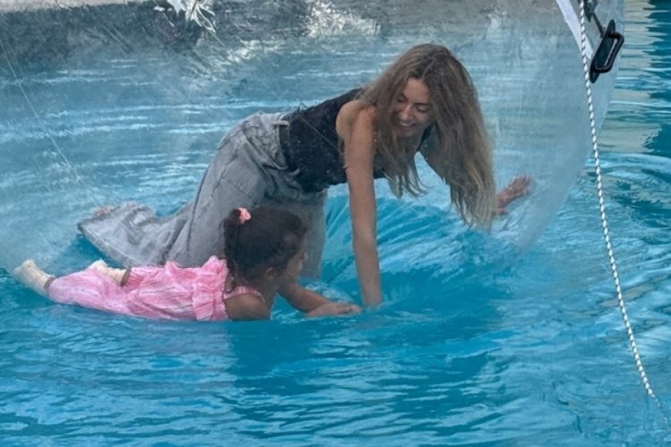  Sinem Kobal ile kızı Leyla'dan balon oyunu 