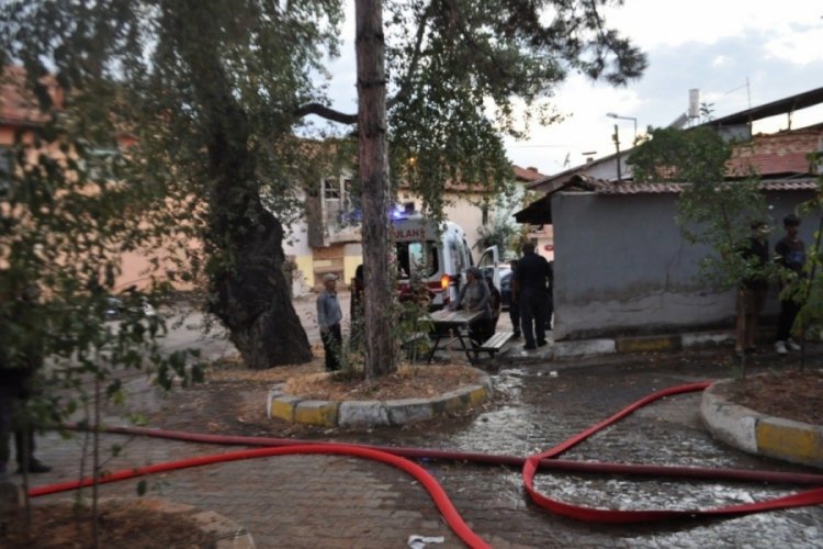 Ahşap evde tandırdan sıçrayan kıvılcımlar yangın çıkarttı 