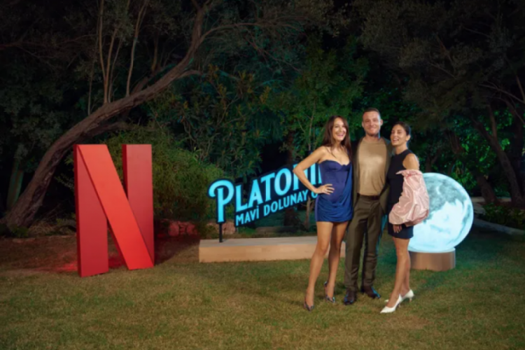 NETFLIX, Gupse Özay İmzalı Yeni Dizisi&nbsp;Platonik: Mavi Dolunay Otel için geri sayım