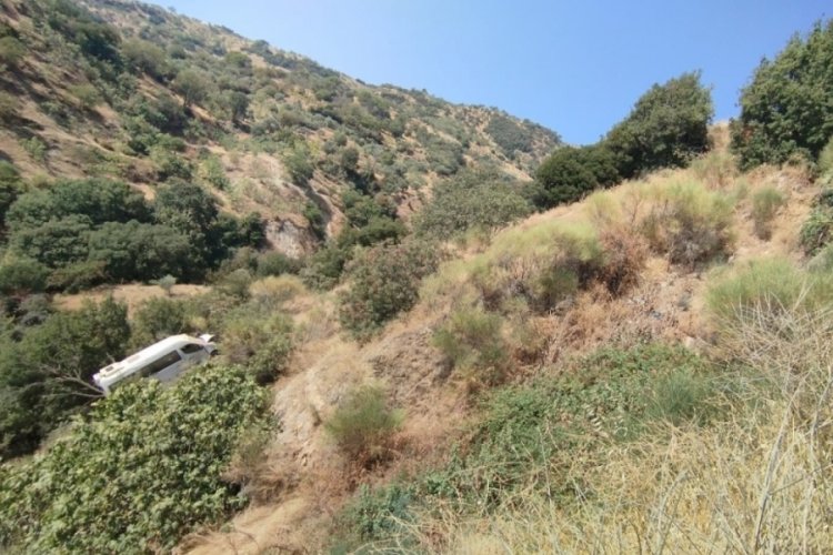 Öğrenci servisi yoldan çıkıp uçuruma sürüklendi