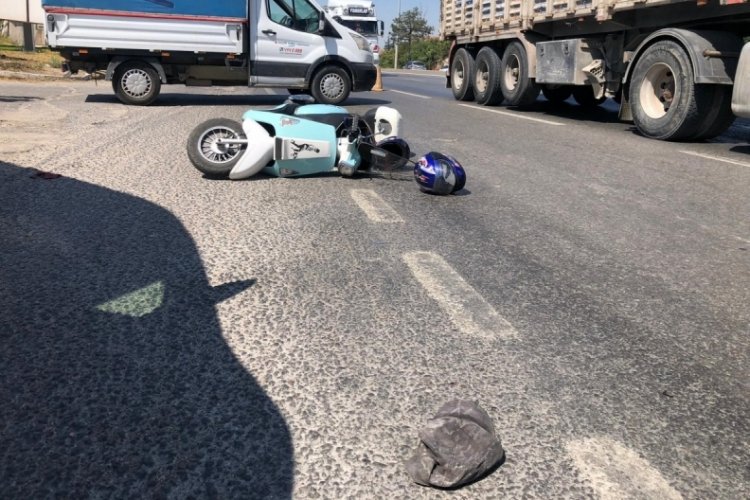 Kamyonetle çarpışmamak için manevra yapan motosiklet devrildi, 2 kişi yaralandı