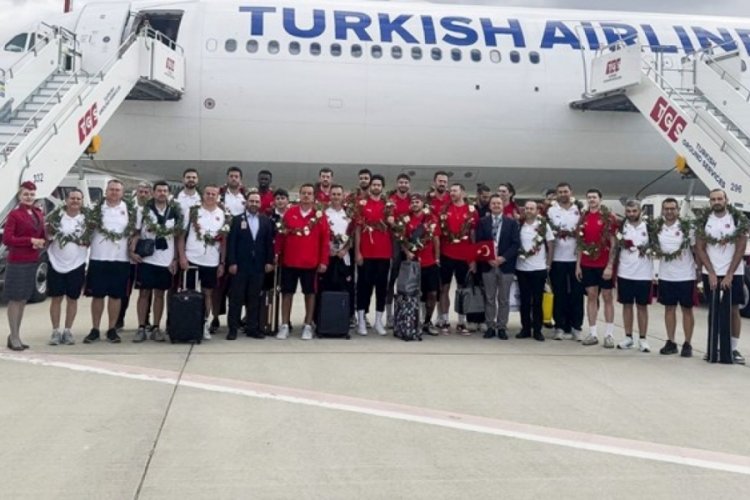Avrupa ikincisi 12 Dev Adam yurda döndü 