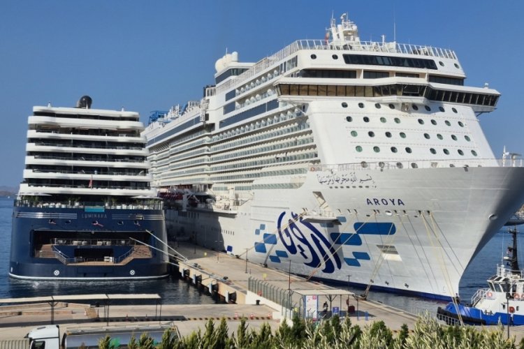 Bodrum'a 2 gemi birden geldi