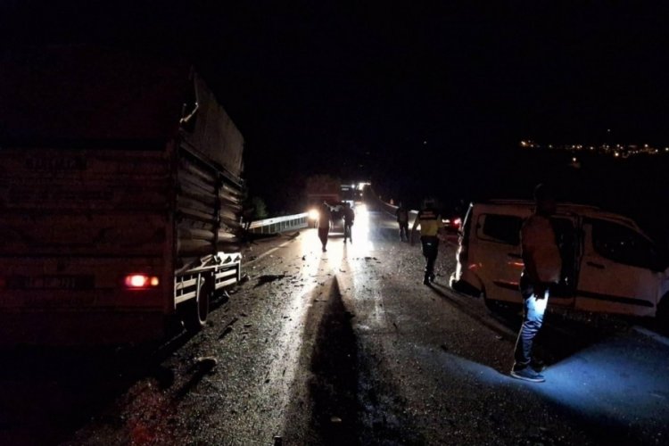 Bilecik'te hafif ticari araç kamyonetle çarpıştı: 1 ölü, 2 yaralı