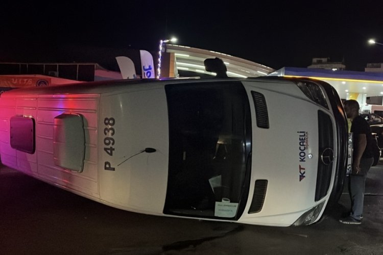 Otomobille çarpışan servis minibüsü devrildi; sürücü yaralandı 