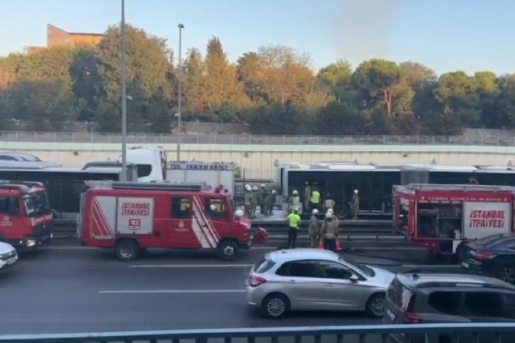 İstanbul Zeytinburnu'nda metrobüs yandı