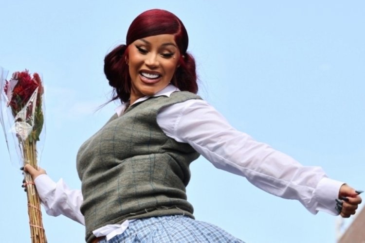 Cardi B, otomobilinin tepesinde twerk yaparak yeni albümünü tanıttı