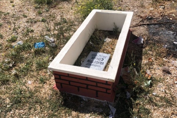 Boş arazide bırakılan mezar, mahalleliyi meraklandırdı