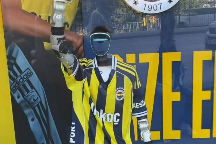 Kadıköy'de Fenerbahçe forması giyen robot ilgi odağı oldu