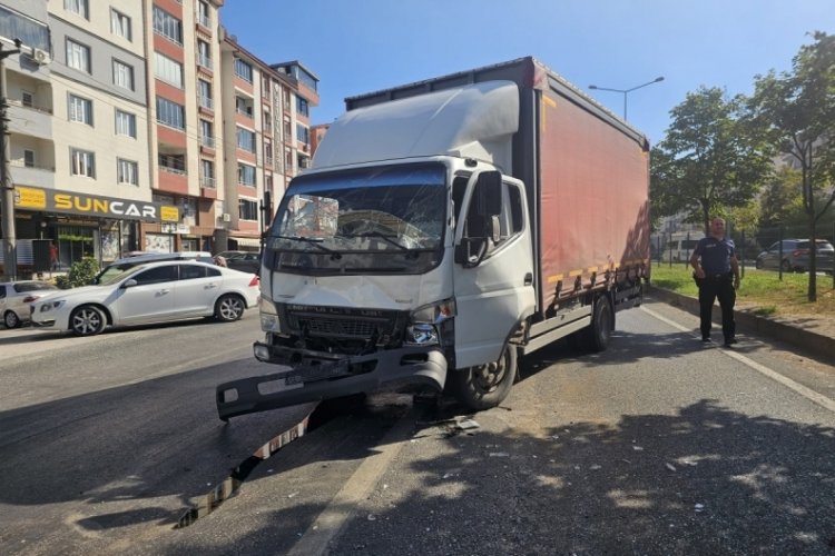 Bursa'da kamyonet otobüse arkadan çarptı! 
