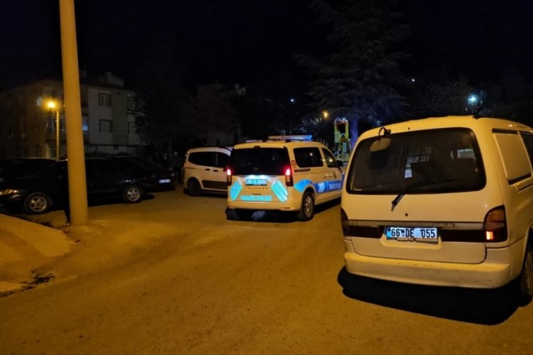 "Dur" ihtarına uymayan araç sürücüsünün çarptığı polis yaralandı 