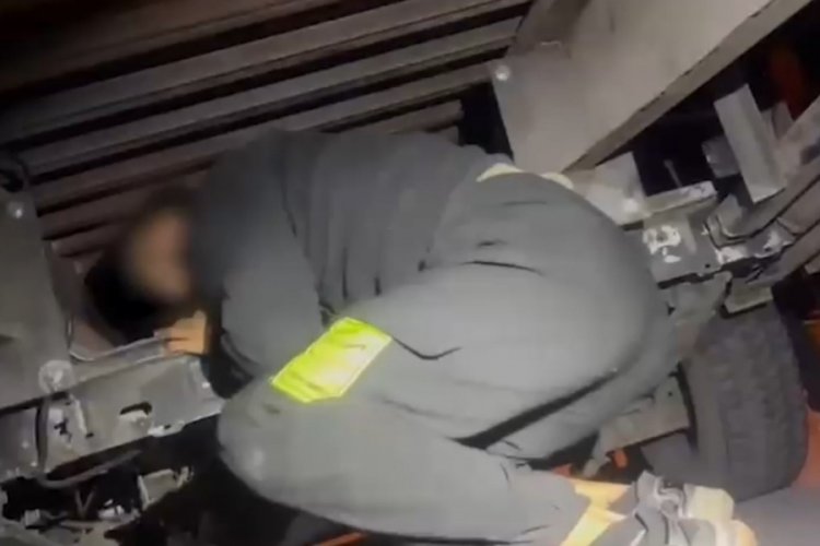 Oto kurtarıcıya yapılan gizli bölmede 2 düzensiz göçmen yakalandı