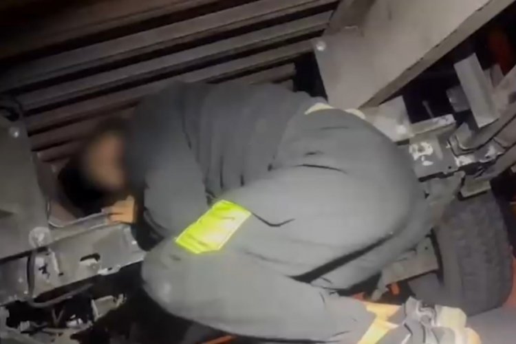 Oto kurtarıcıya yapılan gizli bölmede 2 düzensiz göçmen yakalandı 