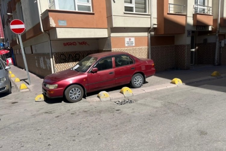 Kaldırıma park eden sürücüye apartman yöneticisinden notlu uyarı