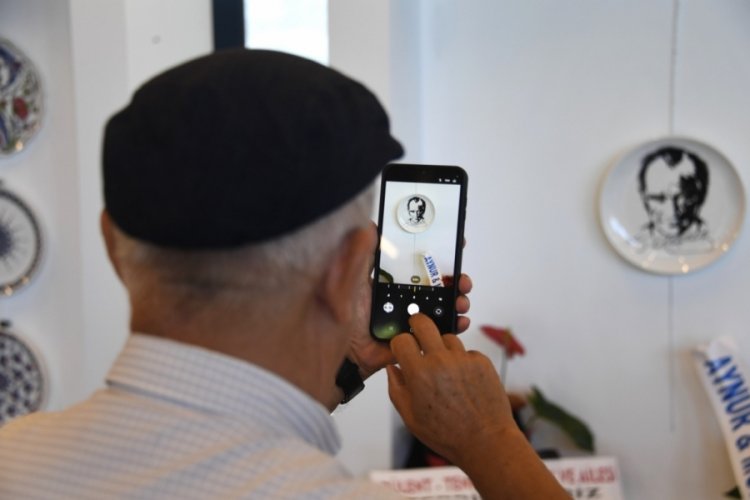 Bursa'da emekli olduktan sonra &uuml;rettiği &ccedil;inilerden sergi a&ccedil;tı