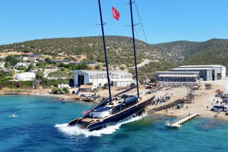 Bodrum'da 978 milyon liralık dev yelkenli suya indirildi