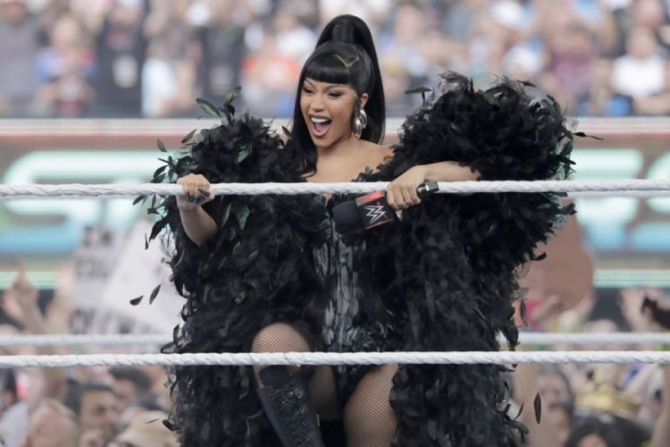 Cardi B dördüncü çocuğuna hamile