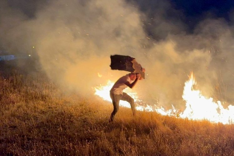 Karabük'te evlere yakın noktada çıkan anız yangını söndürüldü