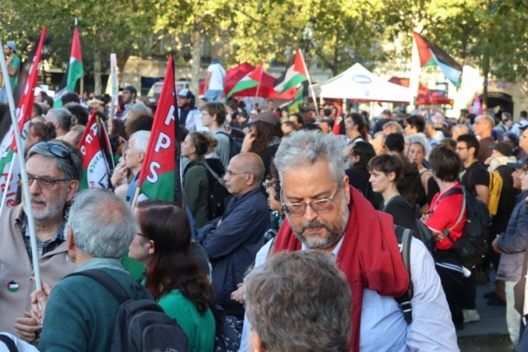 Paris'te binlerce kişi İsrail'i protesto etti! 