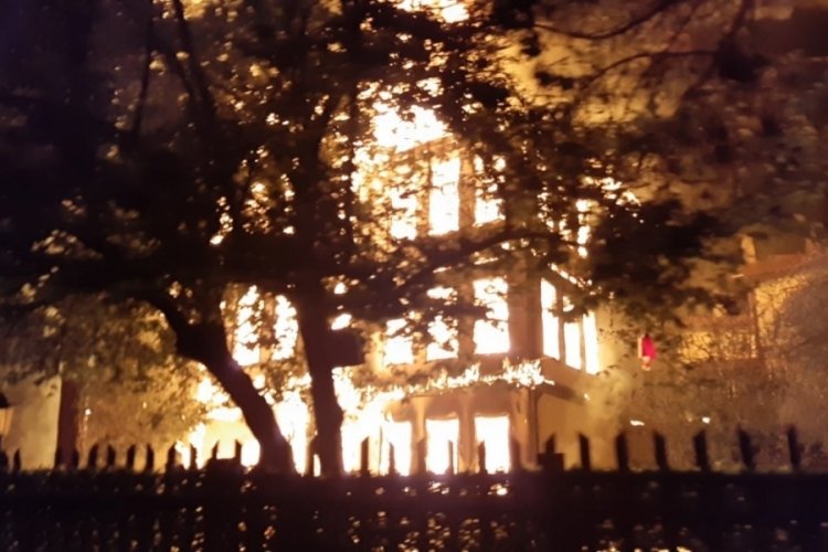 Tarihi konaktan geriye küller kaldı!