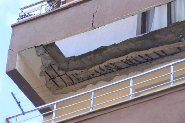 Beş katlı binanın balkonu &ccedil;&ouml;kt&uuml;!