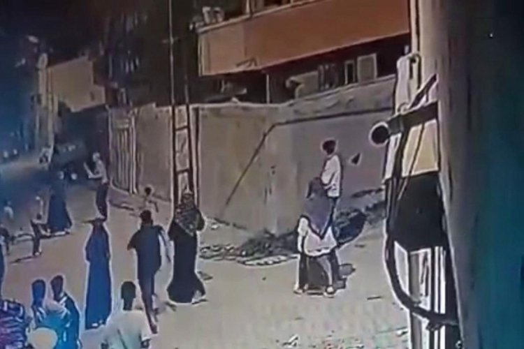 Küçük çocukları sopayla dövdü! Gerekçesi pes dedirtti